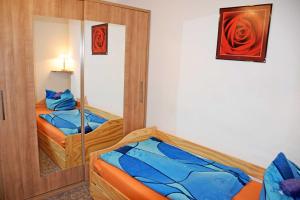 Double or Twin Room with Shared Bathroom room in Ferienwohnung/ Ferienzimmer Asche