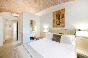 4 bed 4 bath flat w/Balcony near Termini