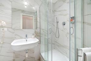 4 bed 4 bath flat w/Balcony near Termini