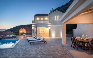 Luxury villa Atrium in Tučepi, heated pool