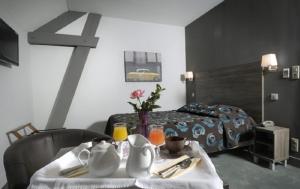 Hotels Logis Hotel de la Tour : photos des chambres