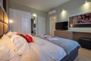 Vitosha Blvd Luxury 2-Bedroom, 2-Bathroom with Balcony