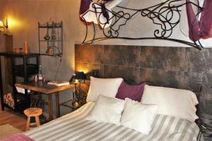 Standard Double Room with Fan room in Quintinha D`Arga