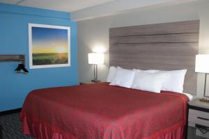 King Room - Non-Smoking room in Days Inn by Wyndham N.W. Medical Center