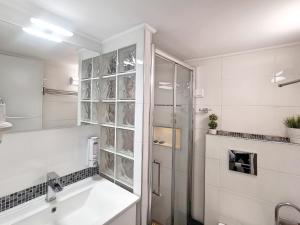 Pure BLISS Luxury Beachfront Apartment with Panoramic Sea Views, Electric BBQ and More