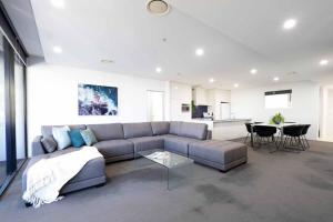 Holiday Holiday Circle On Cavill Apartments