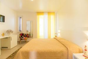 Superior Triple Room room in Hotel Il Faro Della Guitgia Tommasino