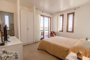 Double Room with Balcony and Sea View room in Hotel Il Faro Della Guitgia Tommasino
