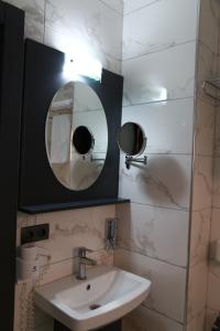 Deluxe Double Room with Shower room in Azra Suite Otel