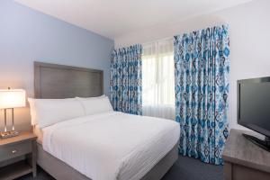 Deluxe Queen Suite room in Beachfront Inn and Suites at Dana Point