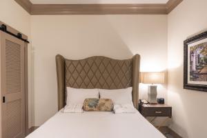 Interior Petite Queen Room - Disability Access room in Andrew Pinckney Inn