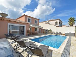 Luxurious Holiday Home with Private Pool in Port Camargue