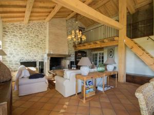 Maisons de vacances Lavish Mansion in Fargues-sur-Ourbise with Private Pool : photos des chambres