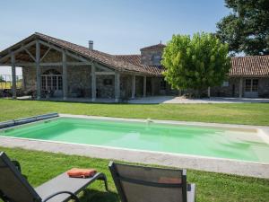 Maisons de vacances Lavish Mansion in Fargues-sur-Ourbise with Private Pool : photos des chambres