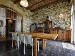 Maisons de vacances Lovely Farmhouse with Private Pool in Terrou : photos des chambres