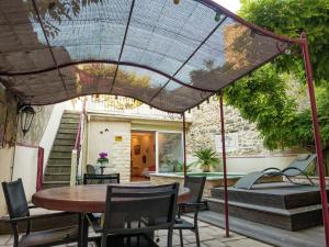 Maisons de vacances Alluring holiday home in Cazouls D h rault with pool : photos des chambres