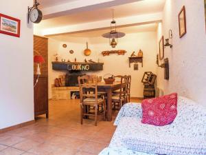 Maisons de vacances Alluring holiday home in Cazouls D h rault with pool : photos des chambres