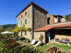 Ferienhaus Cozy Holiday Home in Villeneuve-d'Allier amidst Forest Auzat Frankreich