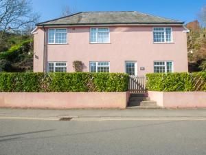 Spacious Holiday Home in Saundersfoot with Garden