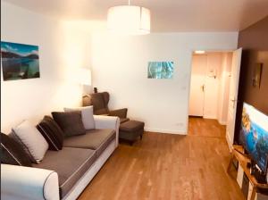 Spacious modern 2 bedroom flat great location old town + lake