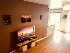 Spacious modern 2 bedroom flat great location old town + lake