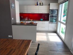 Spacious modern 2 bedroom flat great location old town + lake