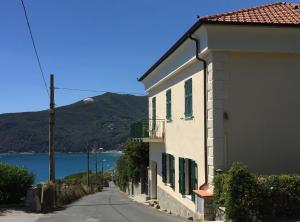 CASA VACANZE MONEGLIA 2 CAMERE con TERRAZZA nel VERDE
