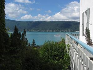 Sejours chez l'habitant Villa le Lac - Cottage au bord du Lac d' Annecy - chambres - : photos des chambres