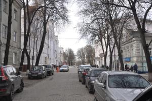 Apartment on Petropavlivska 90