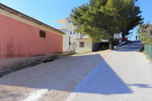 Apartments with a parking space Makarska 15841