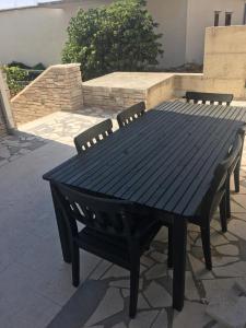 Apartments with a parking space Makarska 16496
