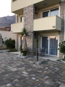 Apartments with a parking space Makarska 16496