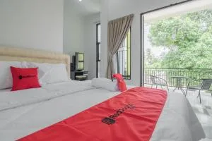 RedDoorz near Sultan Thaha Airport Jambi - 占碑市