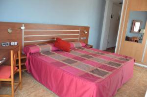 La Familia Gallo Rojo