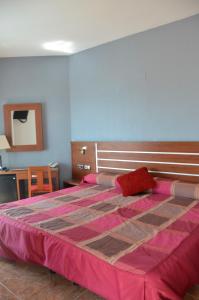 La Familia Gallo Rojo