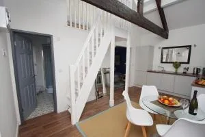 Loft Style Apartment for 4, 1 Broadhurst Court, close to town, station & hospital - Bramhall