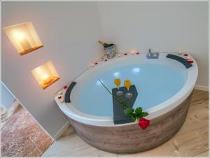 Suite with Jacuzzi and Garden View room in Villa Vinicia