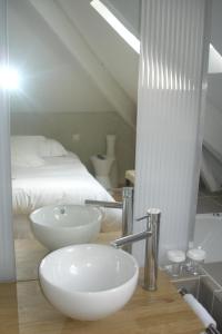 Hotels Hotel La Bastie d'Urfe : photos des chambres
