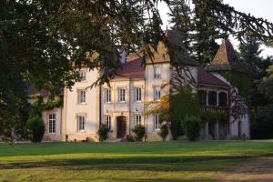 Pension Domaine des Grands Cèdres Cordelle Frankreich