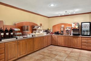 King Room - Disability Access - Smoking room in Days Inn by Wyndham Selma