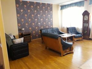 2 Level Town Center Apartment