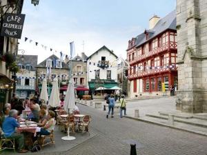 Maisons de vacances JOSSELIN CHURCH VIEW . : photos des chambres