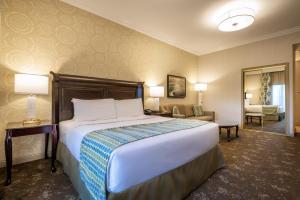 Deluxe King City View room in Ayres Hotel Seal Beach