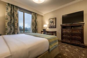 Deluxe King Courtyard room in Ayres Hotel Seal Beach