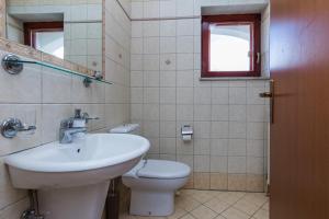 Five-Bedroom Holiday Home room in Family friendly house with a swimming pool Sveti Filip i Jakov Biograd - 15775
