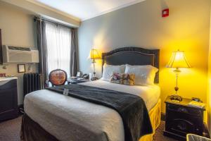 Queen Room 6 with Private Bathroom room in Camas Boutique Hotel