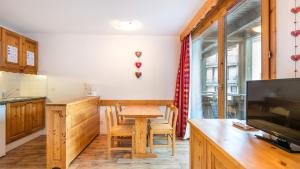 Appartements Vacanceole - Residence Les Chalets et Balcons De La Vanoise : photos des chambres