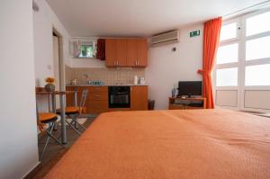Studio and Room Lena 