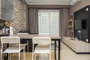 Convenient 2BR at Gateway Pasteur Apartment By Travelio