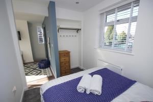 Apartment 3 Broadhurst Court sleeps 4 minutes from town centre & train
